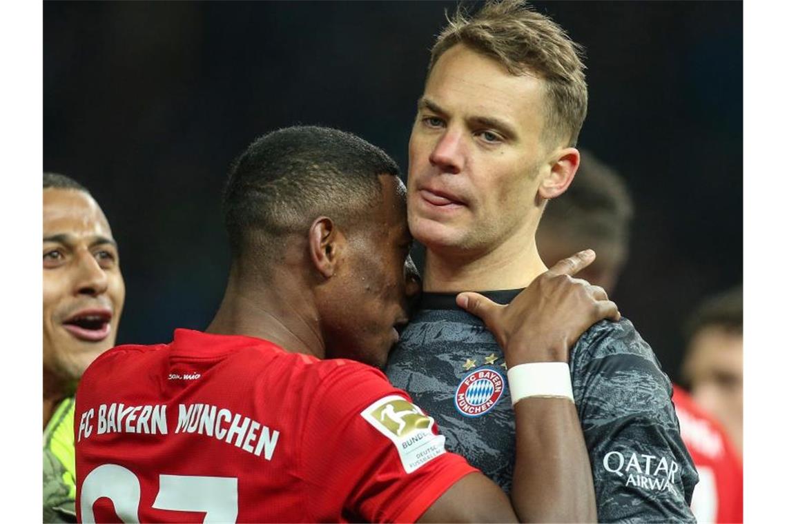 Sollen beim FC Bayern verlängern: David Alaba (l) und Kapitän Manuel Neuer. Foto: Andreas Gora/dpa