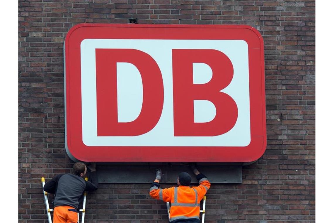Bahn kündigt niedrigere Ticketpreise bei Steuersenkung an Sollte die Regierung die Mehrwertsteuer auf Fahrkarten senken, würde die Bahn die Preise auch für die Kunden runterschrauben. Foto: Federico Gambarini