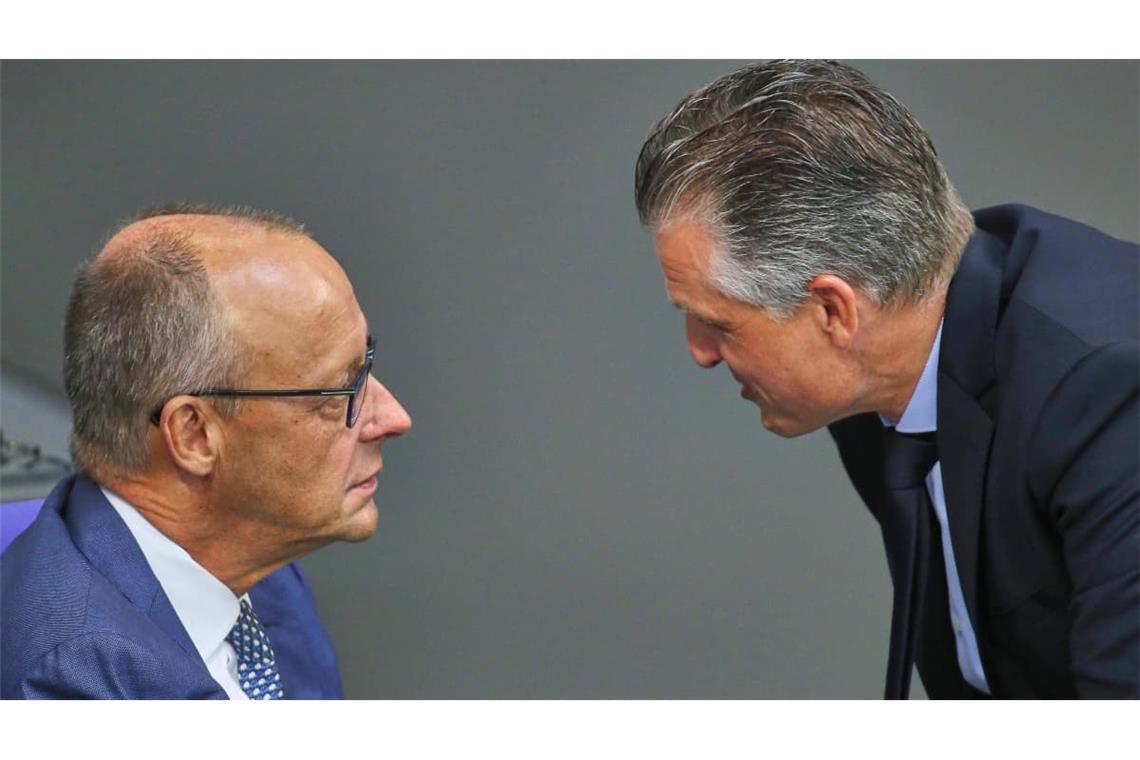 „Sollte es die Lage erfordern, werden wir selbstverständlich das Grundgesetz durchsetzen und dafür alle Instrumente nutzen“ (Bundeskanzler Friedrich Merz, li., und CDU-Fraktionschef Thorsten Frei während der Bundestagssitzung am 9. September 2026 in Berlin).