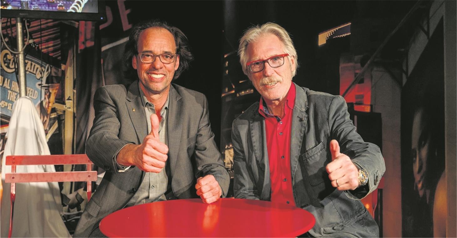 Verlängerung der Galgenfrist in Sicht Sollte es mit der Gruschtelkammer in der Sängerhalle Oberbrüden tatsächlich auch nach Mai 2021 weitergehen können, würden Christoph Sonntag und Gruschtelkammer-Chef Charley Graf (rechts) sicher wieder mit dem Daumen hoch posieren – wie hier aus Anlass einer dreitägigen Gagwerkstatt von Sonntag in Auenwald.Fotos: E. Layher