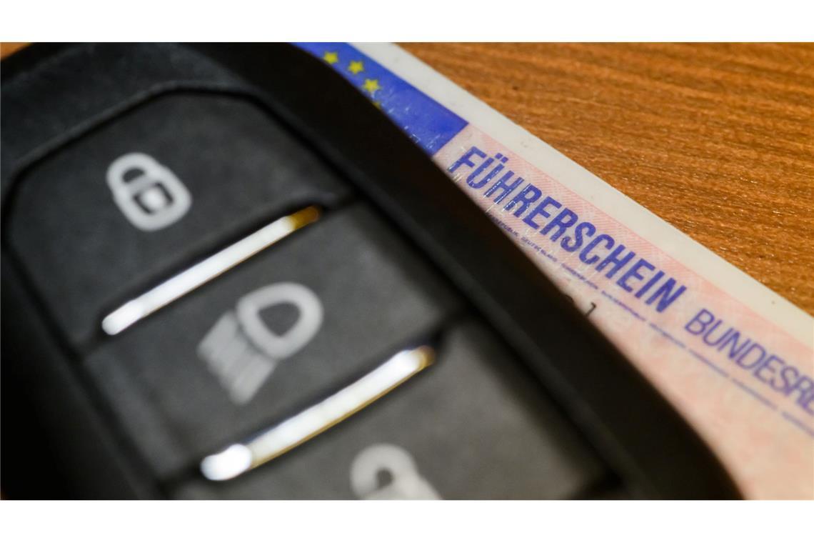 Sollten Fahrschüler bereits während der Ausbildung mit den Eltern fahren dürfen? (Symbolbild)