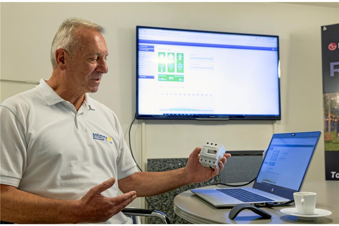 Ziel ist ein intelligentes Energiemanagement Solmey-Chef Dietmar Meyer präsentiert das Herzstück seiner Fotovoltaikanlagen, den Energiemanager. Foto: Alexander Becher
