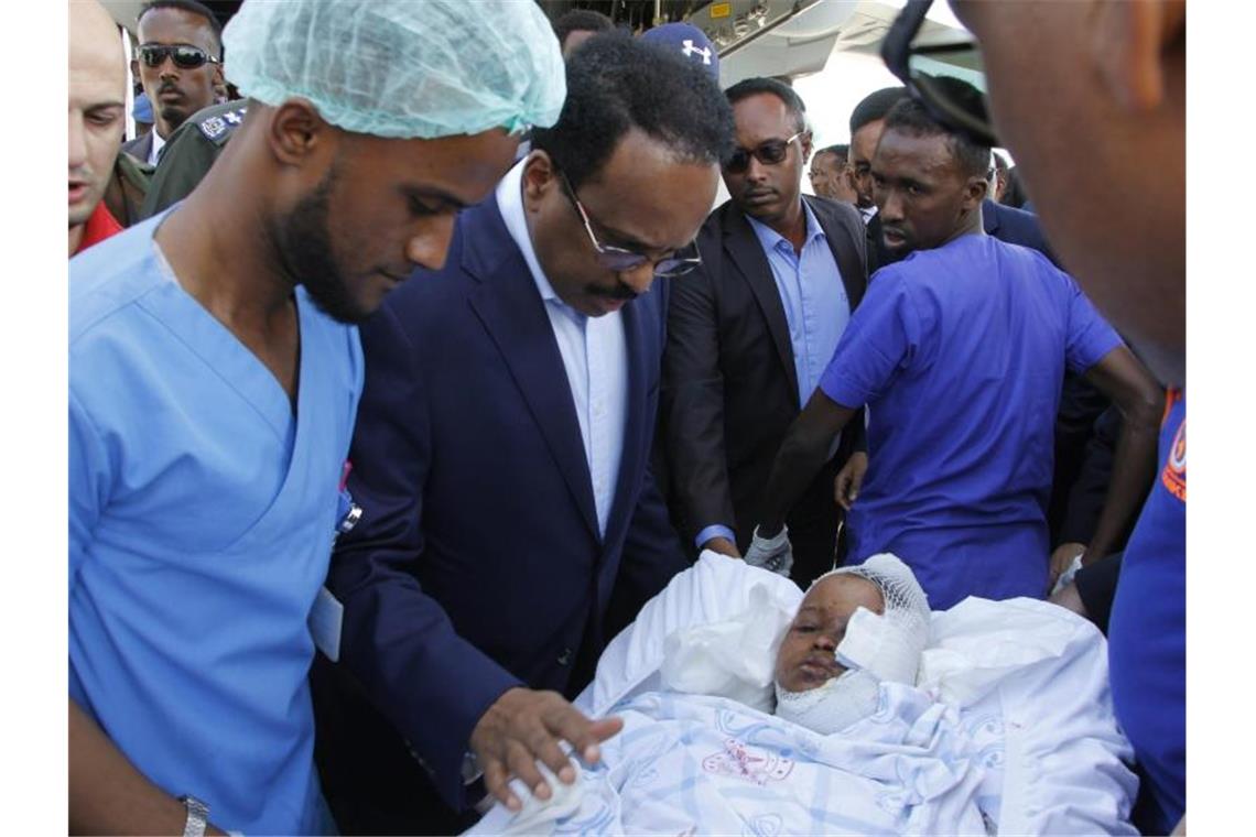 Somalias Präsident Mohamed Abdullahi Mohamed (Mitte l) besucht Opfer, die bei der Explosion einer Autobombe am 28.12.2019 verletzt wurden. Foto: Farah Abdi Warsameh/AP/dpa