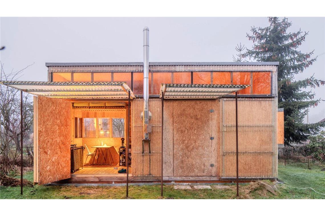 Junge Architektur im Glück – so schön ist das erste Tiny House Sommerhäuschen, jetzt preisgekrönt – Entwurf der Architektinnen Daniela Mehlich und Teresa Klestorfer von DMtk aus Wien.