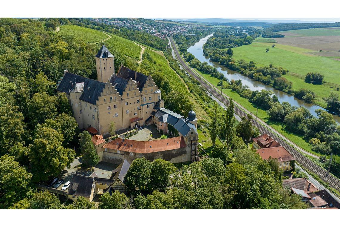 Sommerlicher Blick auf Schloss Mainberg bei Schweinfurt (Luftaufnahme mit einer Drohne). Die Gemeinde Schonungen in der Nähe von Schweinfurt sucht einen neuen Besitzer für das Schloss Mainberg, in dem Gunter Sachs geboren wurde.
