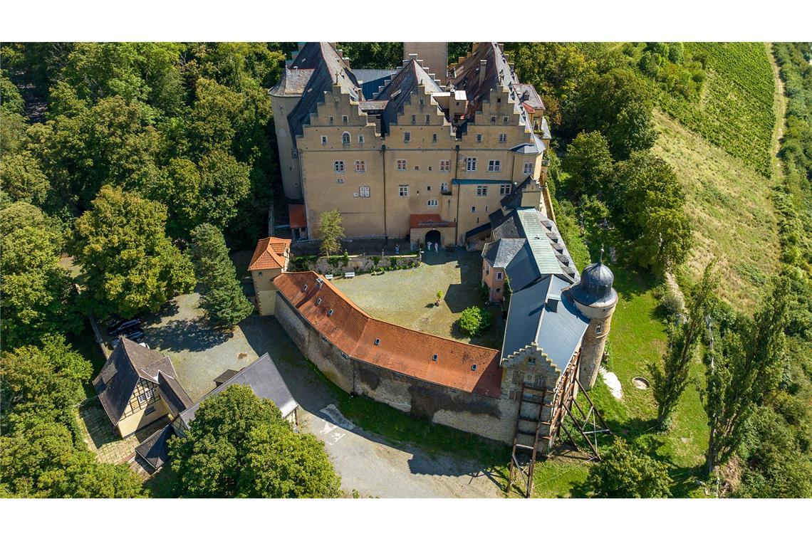 Sommerlicher Blick auf Schloss Mainberg bei Schweinfurt (Luftaufnahme mit einer Drohne). Die Gemeinde Schonungen in der Nähe von Schweinfurt sucht einen neuen Besitzer für das Schloss Mainberg, in dem Gunter Sachs geboren wurde.