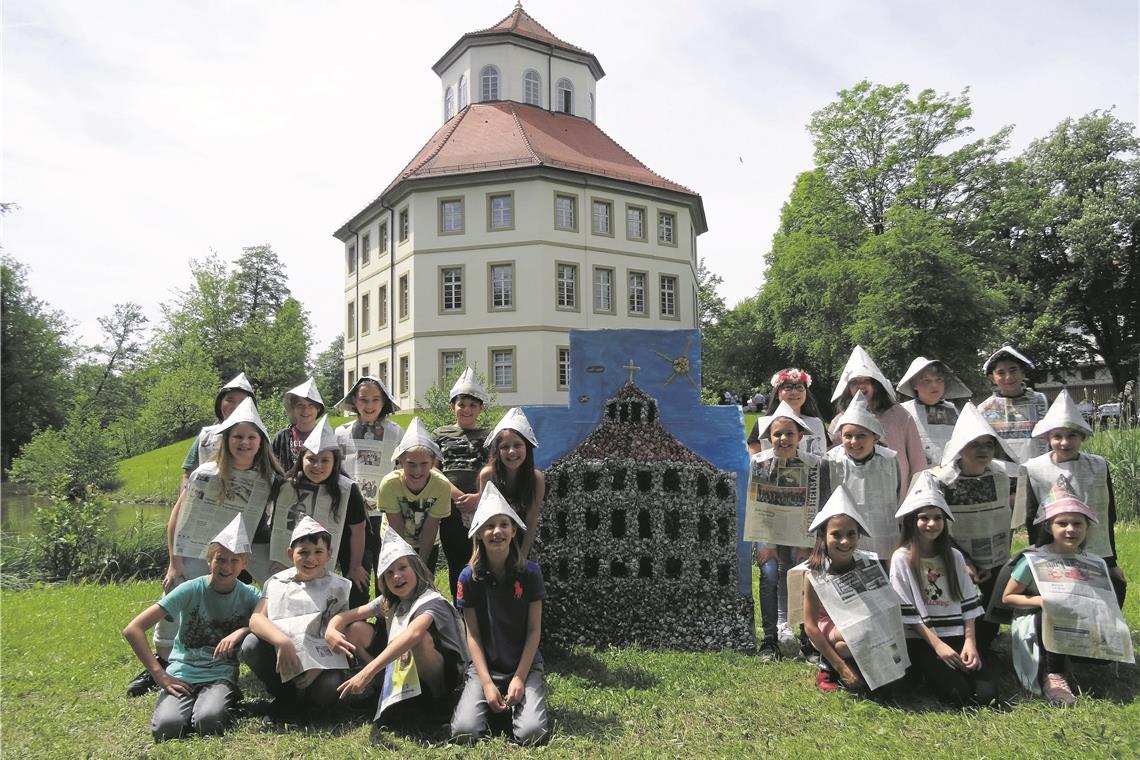 Tolle Ideen beim Fotowettbewerb umgesetzt Sonderpreis: Wasserschloss vor Wasserschloss. Die Klasse 4 der Murrtalschule Oppenweiler hat das Rathaus von Oppenweiler als Vorlage genommen und mit Zeitungspapierkügelchen der BKZ, die die Schüler zuvor nach den Farben rot, blau, grün, gelb und dunkel sortiert hatten, gestaltet. Anschließend fotografierte Lehrerin Irmela Enßlin ihre Klasse mit dem Kunstwerk vor dem Original.