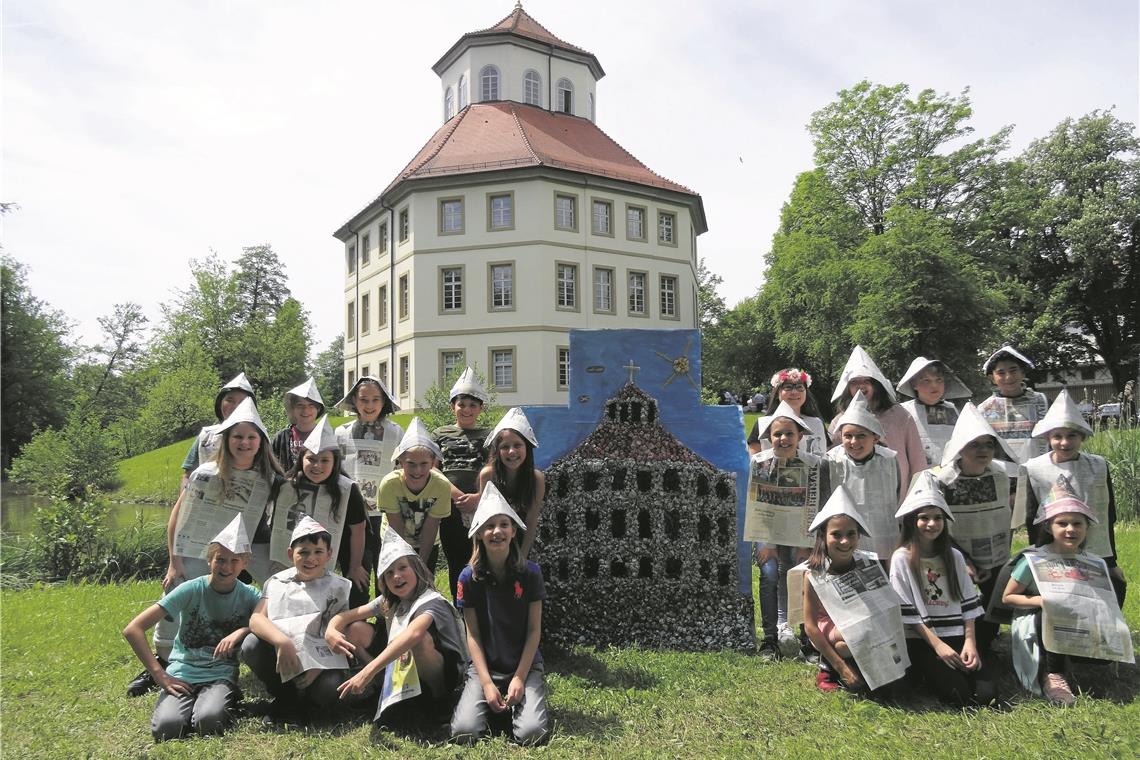 Sonderpreis: Wasserschloss vor Wasserschloss. Die Klasse 4 der Murrtalschule Oppenweiler hat das Rathaus von Oppenweiler als Vorlage genommen und mit Zeitungspapierkügelchen der BKZ, die die Schüler zuvor nach den Farben rot, blau, grün, gelb und dunkel sortiert hatten, gestaltet. Anschließend fotografierte Lehrerin Irmela Enßlin ihre Klasse mit dem Kunstwerk vor dem Original.