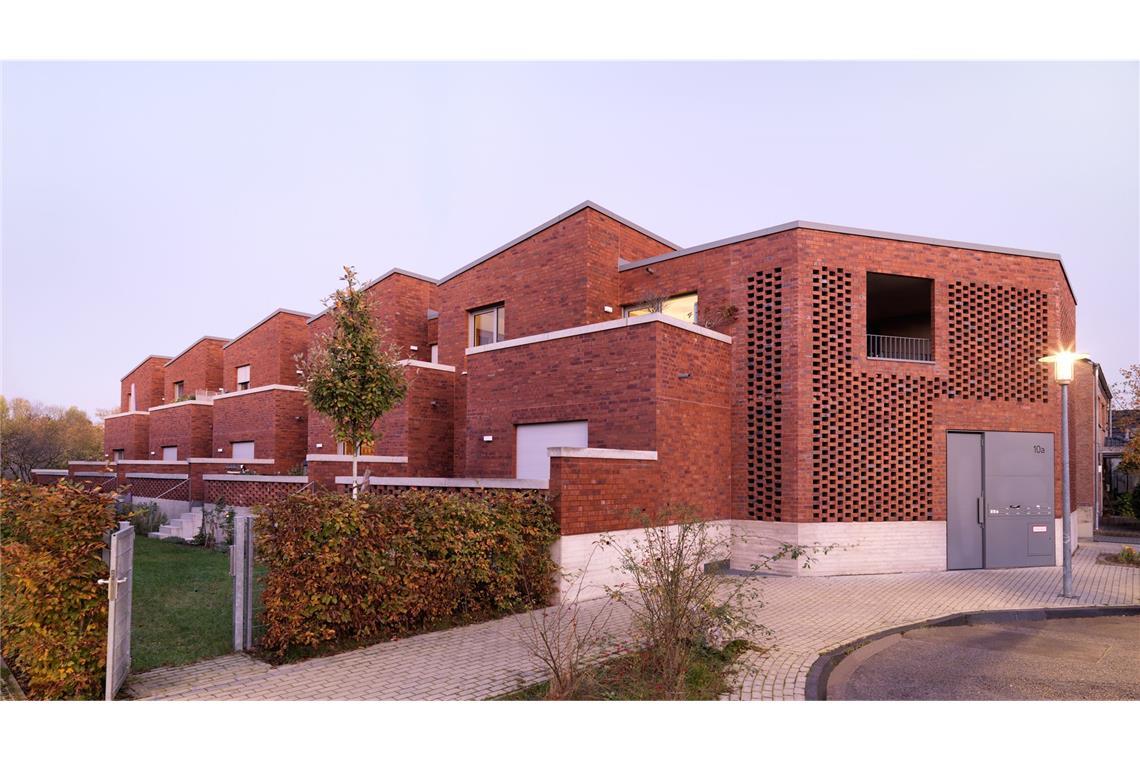 Drei Architekturpreise gehen nach Stuttgart und die Region Sonderpreis „Wohnen“: für das Seniorenwohnen Horionstraße in Pulheim von Zeller Kölmel Architekten aus Köln. Ein Wechsel von Einfamilienhäusern zu kleineren, barrierefreien und bezahlbaren Wohnungen sei hier gelungen. Entstanden sind zehn Wohneinheiten mit je 60 bis 80 Quadratmetern.