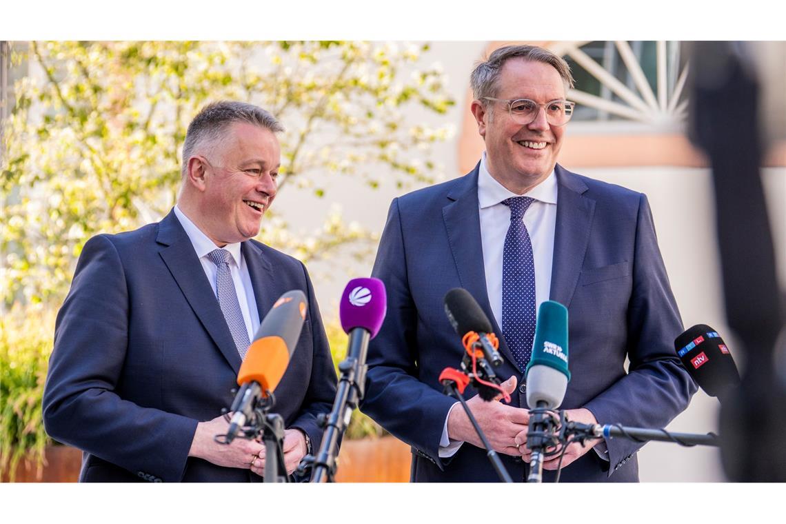 Sondierungsgespräche in Rheinland-Pfalz: Gordon Schnieder (l, CDU), Spitzenkandidat und Wahlsieger der zurückliegenden Landtagswahl, und Alexander Schweitzer (SPD), Ministerpräsident von Rheinland-Pfalz, beantworten Fragen der Journalisten.
