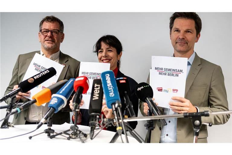 Sondierungspapier sowie Zustimmung von Berlins SPD und Grünen sind da (hier die Verhandlungsführer Werner Graf von den Grünen, Elif Eralp von den Linken und Steffen Krach von der SPD, v. l.). Die Linken in Berlin wollen erst nach den Herbstferien über die Aufnahme von Koalitionsgesprächen entscheiden.