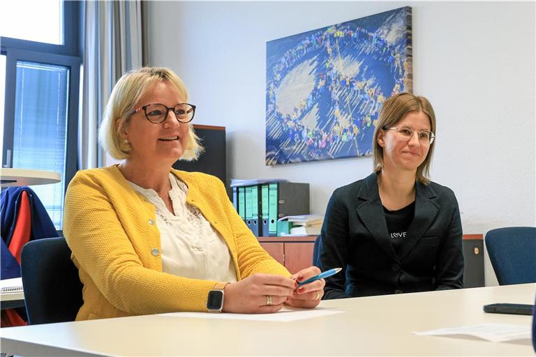 Sonja Conrad (links) und Sylvia Frey vom Max-Born-Gymnasium in Backnang sind beide davon überzeugt, dass es keiner Sonderrolle für Hochbegabte bedarf, sondern dass passende Herausforderungen und entsprechende Angebote ausreichen. Foto: Alexander Becher