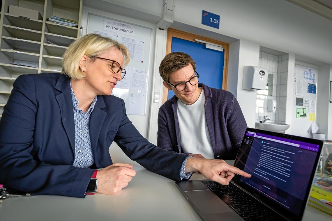 Sonja Conrad und Simon Jersak erkennen in KI-Werkzeugen wie ChatGPT großes Potenzial für Schulen. Foto: Alexander Becher