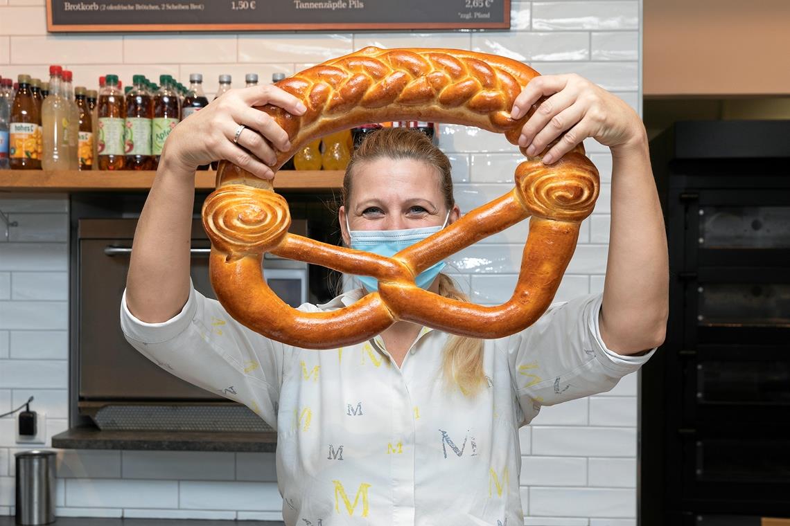 Sonja Kleine von der Bäckerei Mildenberger präsentiert eine Neujahrsbrezel. An Silvester finden diese reißenden Absatz. Foto: J. Fiedler