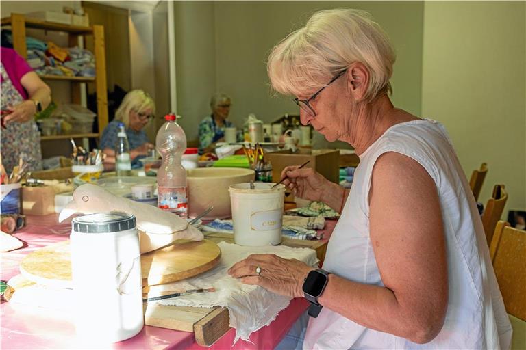 Sonja Pucknus-Zimmermann (rechts) ist noch recht neu in der Töpfergruppe der Christkönigkirche Backnang. Fotos: Alexander Becher