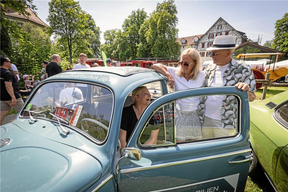 Sonja  und Rolf Kuschnertschuk neben dem Firmen-VW Käfer bei der Oldtimerpräsent...