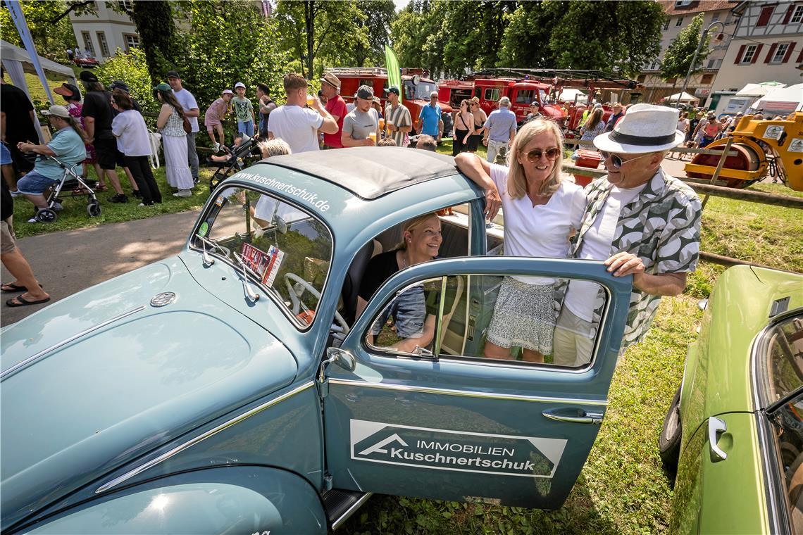 Sonja  und Rolf Kuschnertschuk neben dem Firmen-VW Käfer bei der Oldtimerpräsent...