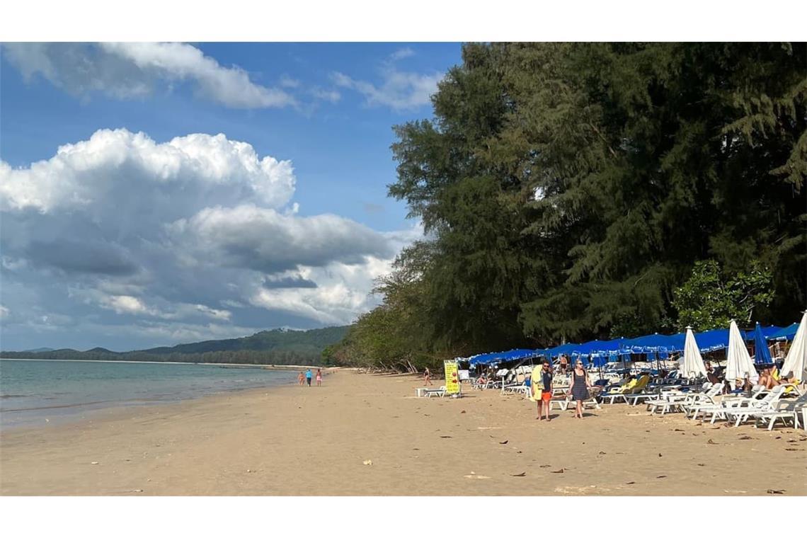 Sonne, Meer und Palmenstrände: Auch viele Touristen aus Deutschland zieht es dafür nach Khao Lak auf dem thailändischen Festland. Zwei Urlauber starben bei einem Unfall. (Archivbild)