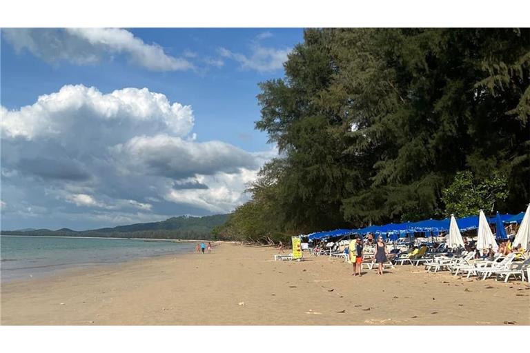 Sonne, Meer und Palmenstrände: Auch viele Touristen aus Deutschland zieht es dafür nach Khao Lak auf dem thailändischen Festland. Zwei Urlauber starben bei einem Unfall. (Archivbild)