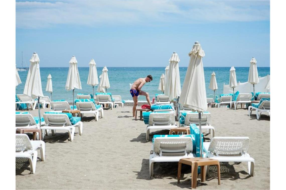 Corona-Beschränkungen für über 100 Länder gelockert Sonne, Strand, Meer: Die Einreise nach Spanien ist jetzt schon aus allen EU-Staaten möglich - ohne Quarantäne. Foto: Francis Gonzalez/SOPA Images via ZUMA Wire/dpa
