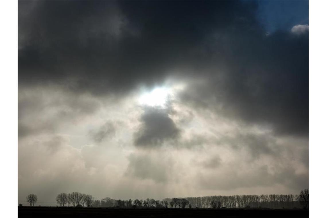 Wolken am Morgen, Sonne am Nachmittag Sonne und Wolken. Foto: Jens Kalaene/dpa-Zentralbild/ZB/Archivbild