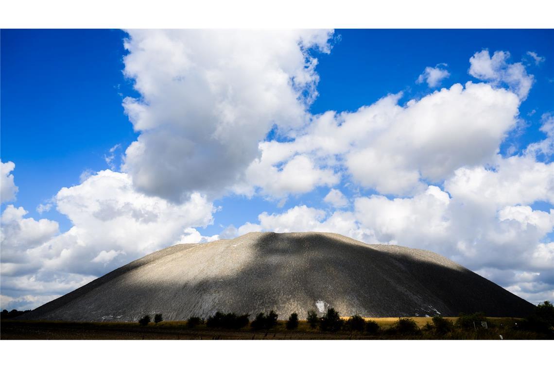 Sonne und Wolken sorgen für Licht und Schatten auf einem Kaliberg in der Region Hannover.