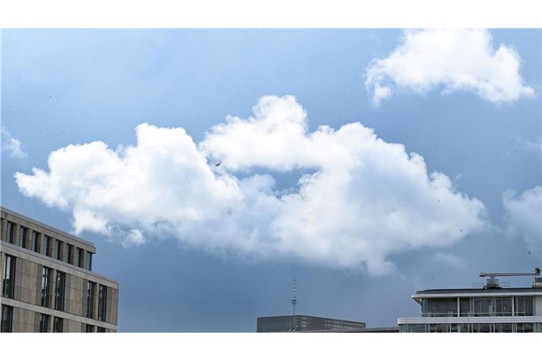 Sonne, Wolken und Schauer - so geht es vorerst weiter beim Wetter.