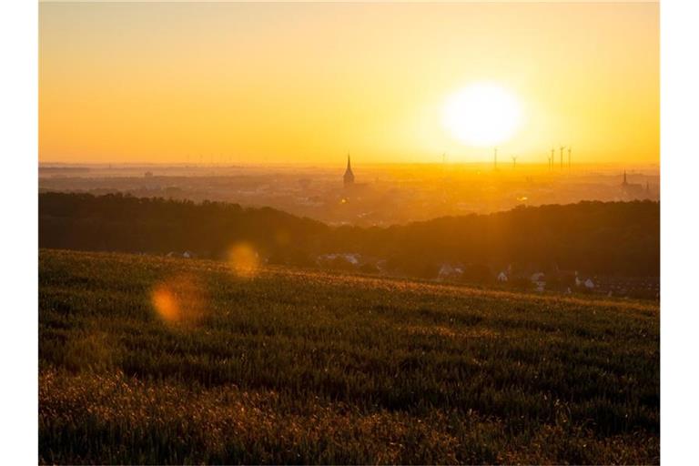 Sonnenaufgang bei Hildesheim in Niedersachsen. Foto: Moritz Frankenberg/dpa