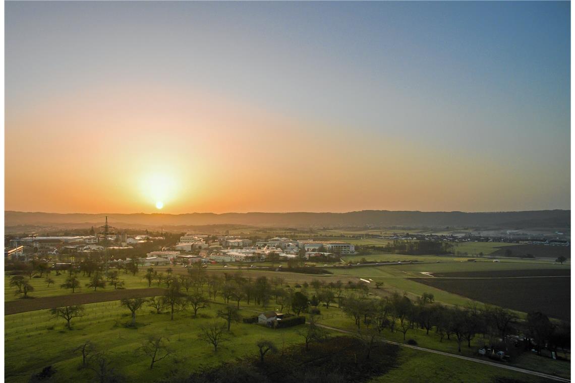 Viel zu warm für Februar Sonnenaufgang bei Saharastaub, gesehen von der Maubacher Höhe aus mit Blick ins Weissacher Tal. Foto: A. Becher