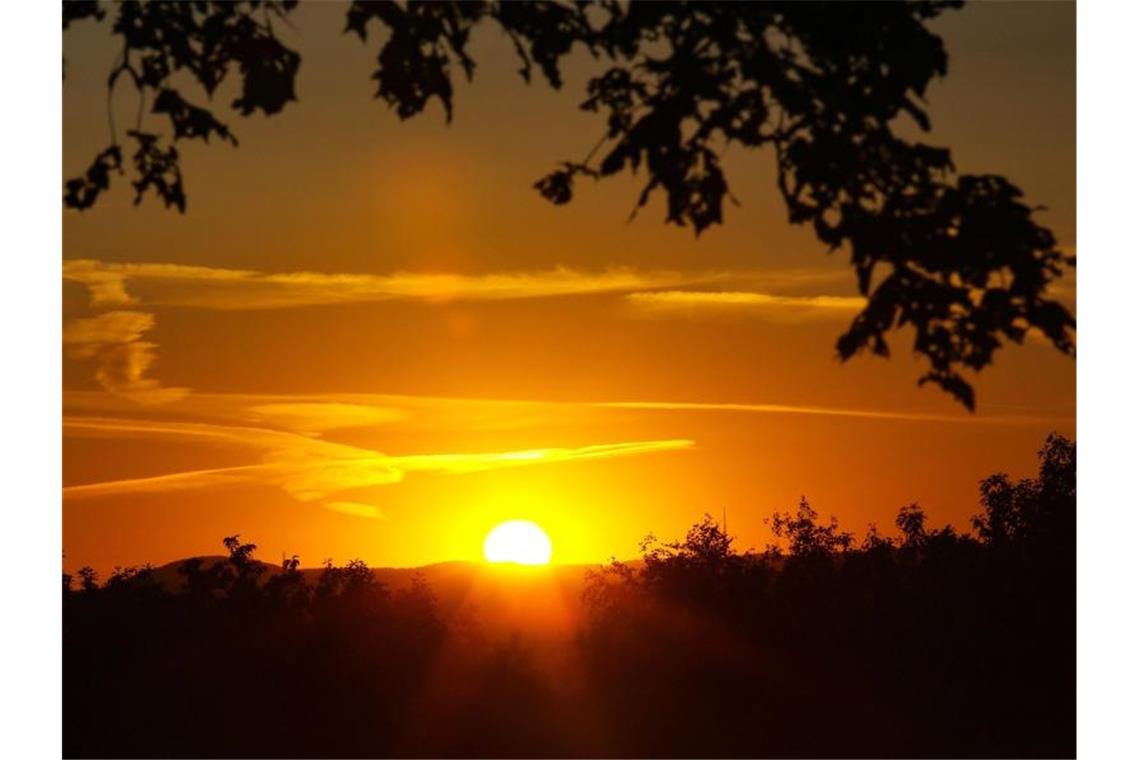 Sonnenaufgang bei Siegen: Die Hitze hat Nordrhein-Westfalen weiterhin fest im Griff. Foto: Rene Traut