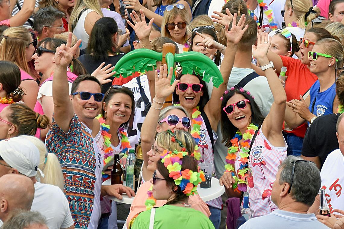 In Aspach feiern wie auf Malle Sonnenbrillen, Hemden und Blumenketten: Hauptsache bunt und schrill, so lautet das Motto auf dem Malle-Open-Air. Fotos: Tobias Sellmaier
