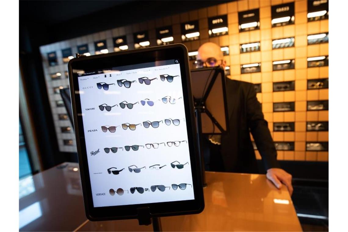 Neue Brillen wieder gefragt Sonnenbrillen und andere Brillengestelle verschiedener Hersteller sind auf Tablett-Displays und in den Regalen in der Brillen-Boutique des Hamburger Optikers "Edel-Optics" am Ballindamm zu sehen. Foto: Christian Charisius/dpa