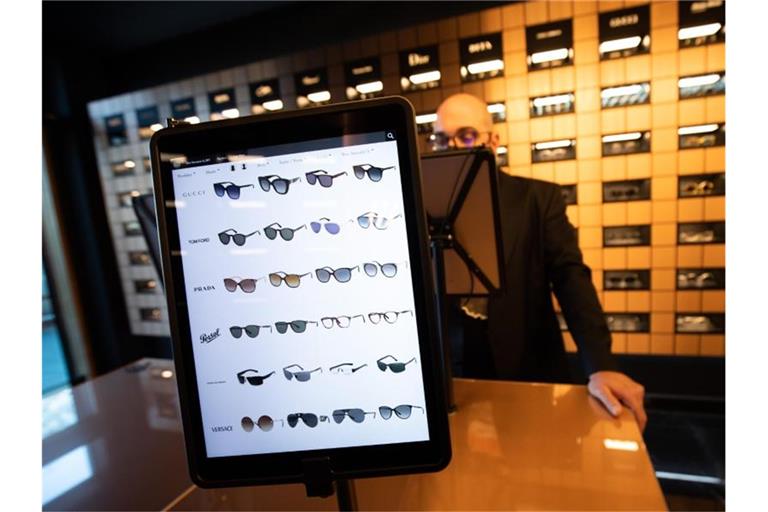 Sonnenbrillen und andere Brillengestelle verschiedener Hersteller sind auf Tablett-Displays und in den Regalen in der Brillen-Boutique des Hamburger Optikers "Edel-Optics" am Ballindamm zu sehen. Foto: Christian Charisius/dpa