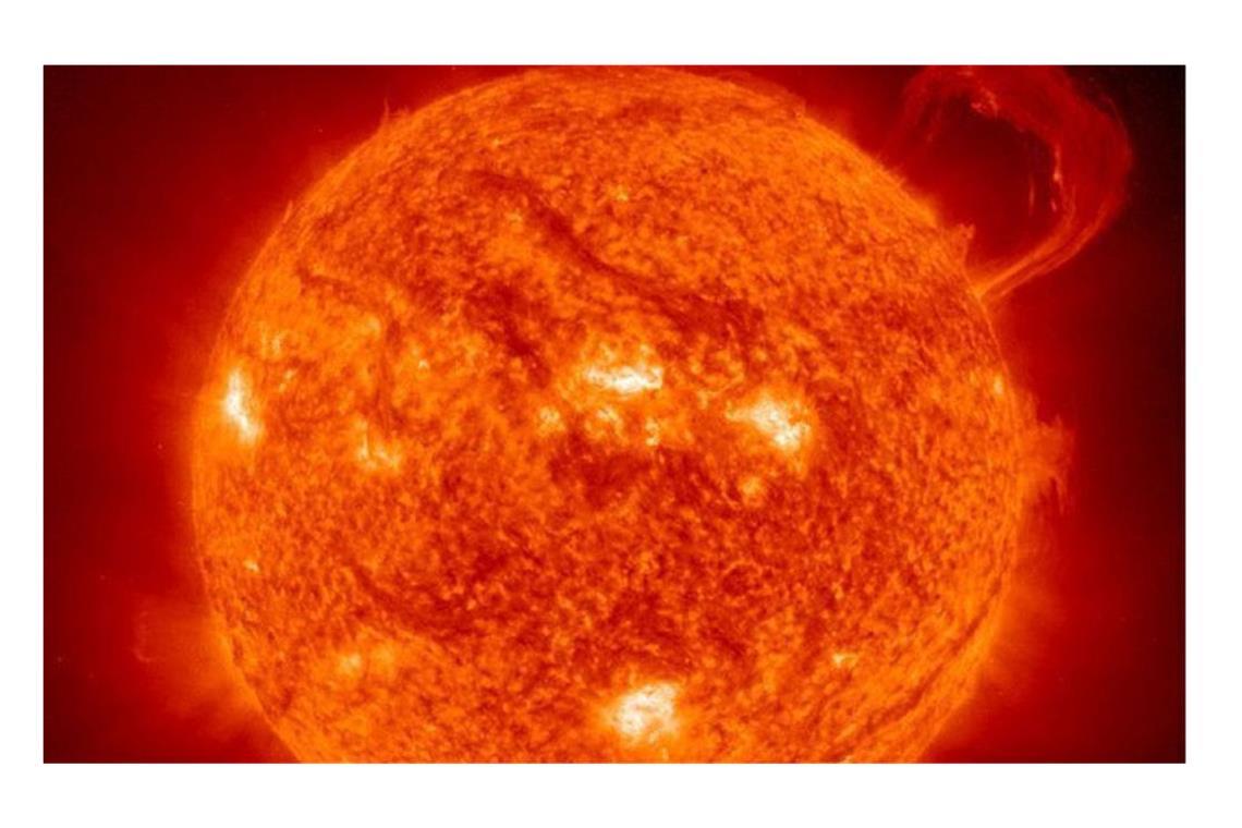 SONNENINFERNO: Auch Planeten und Sternen ist ein Ende beschieden, wenngleich ihr Ableben ungleich dramatischer abläuft als beim Menschen. Auch die Sonne wird in einigen Milliarden Jahren ihre Brennstoffvorräte komplett aufgezehrt haben und sich zu einem Feuerball aufblähen, der das 256-fache des heutigen Radius von 1,4 Millionen Kilometern ausmacht. Sie wird zum Roten Riesen, einem Himmelskörper von gigantischen unvorstellbaren Ausmaßen und extrem hoher Temperatur, der Venus, Merkur und am Ende die Erde vernichtet. Nach Berechnungen von Astronomen soll dieser Rote Riese in 7,6 Milliarden Jahren zu einem Weißen Zwerg mutieren – den Überresten ausgebrannter Sterne. Die Menschheit wird davon nichts mehr mitbekommen. In spätestens einer Milliarde Jahre wird die Erde zum Lavaplaneten, auf dem nur noch wenige  Mikroorganismen überleben. Fazit Sonneninferno: Angesichts der zeitlichen Dimensionen ist der solare Crash reines Science-Fiction-Theater. Sollten sich zukünftige Geschlechter nicht rechtzeitig mit Raumschiffen in Sicherheit bringen, wird die Menschheit das Sonneninferno nicht überleben. Bis dahin hat sie noch genügend Zeit, um sich durch Kriege, Seuchen und Umweltzerstörung das eigene Grab zu schaufeln.
