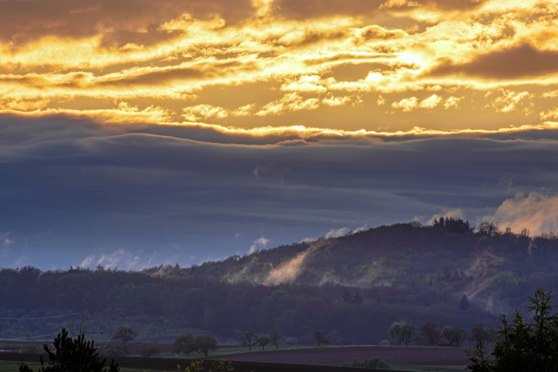 Sonnenschein über dunkler Wolkenfront: Das Wetter im Mai hat eher an Aprilwetter erinnert. Foto: A. Becher