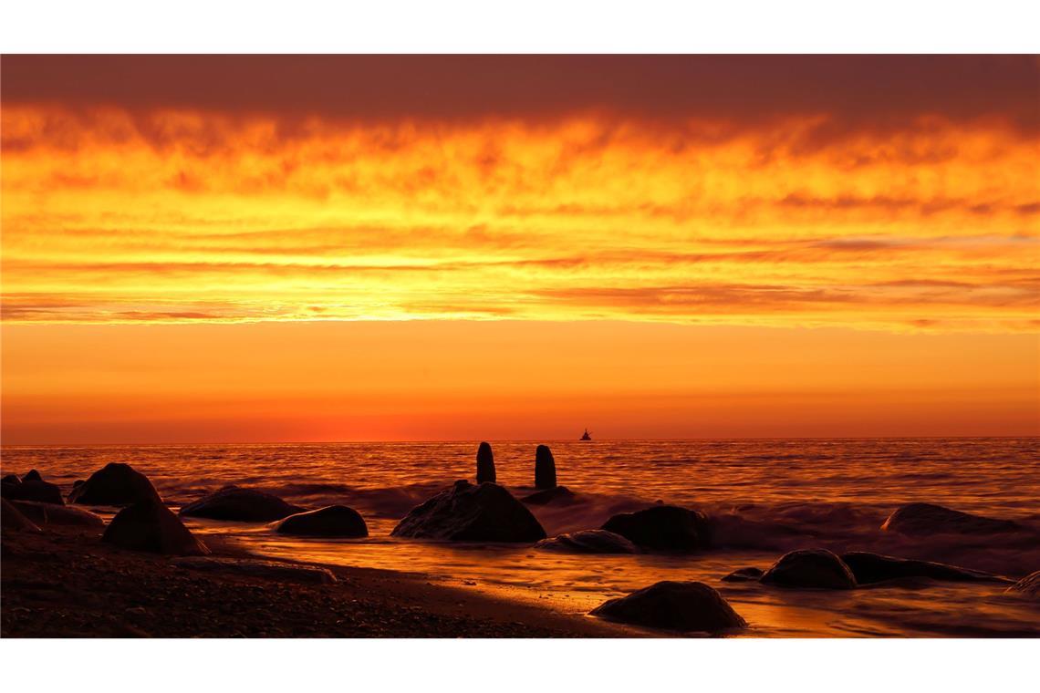 Warum sich Nord- und Ostsee immer stärker aufheizen Sonnenuntergang an der Ostsee zwischen Heiligendamm und Kühlungsborn in Mecklenburg-Vorpommern: Nordsee- und Ostsee heizen sich aufgrund der Erderwärmung immer weiter auf