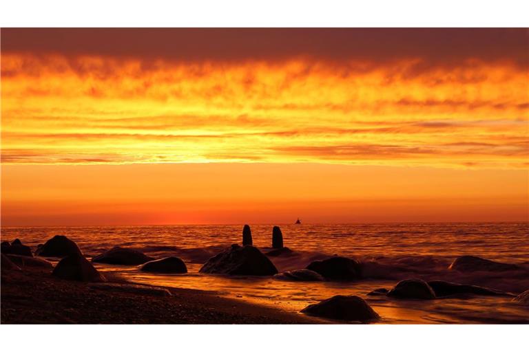 Sonnenuntergang an der Ostsee zwischen Heiligendamm und Kühlungsborn in Mecklenburg-Vorpommern: Nordsee- und Ostsee heizen sich aufgrund der Erderwärmung immer weiter auf