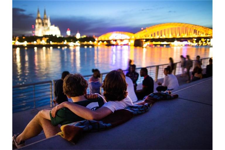 Sonnenuntergang auf dem neuen Rheinboulevard mit Blick auf den Dom. Für den „Glücksatlas 2020“ haben Experten die Zufriedenheit der Menschen in Deutschland untersucht. Foto: picture alliance / dpa