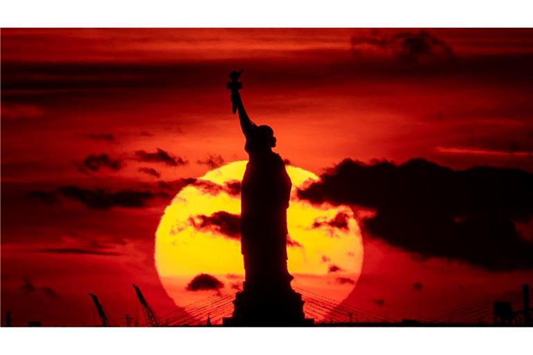 Sonnenuntergang hinter der Freiheitsstatue. (Archivbild)