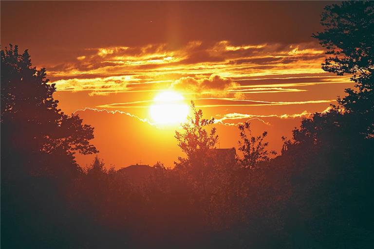 Sonnenuntergang über Erbstetten im August. Dieses Naturschauspiel konnte man im vergangenen Monat des Öfteren bewundern. Foto Tobias Sellmaier