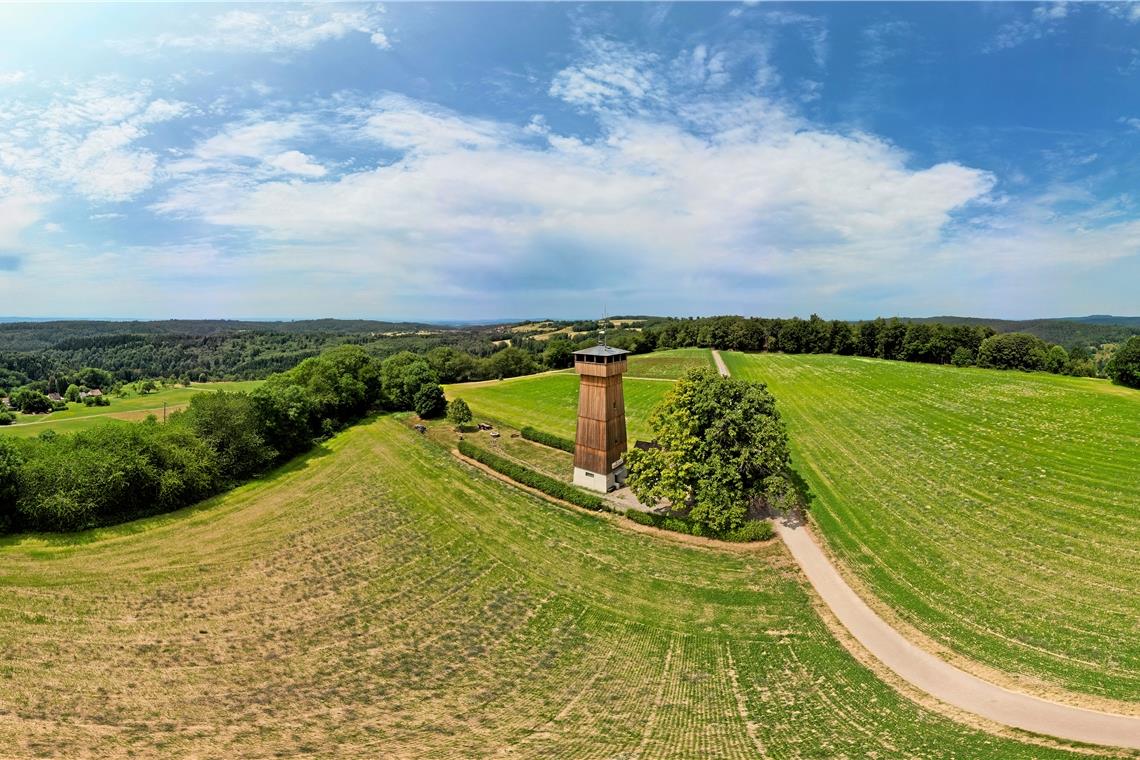 Regenarm mit Hitze und Sonnenschein Sonnige Aussichten gab es auch auf dem Juxkopf bei Spiegelberg, der zweithöchsten Erhebung der Löwensteiner Berge. Foto: Alexander Becher