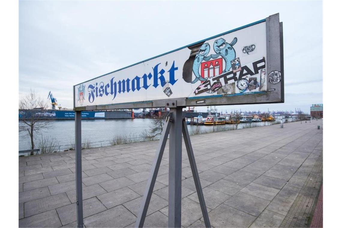 Weiter Zwangspause für Hamburger Fischmarkt Sonntagmorgen an der Elbe - und der Fischmarkt menschenleer. Seit März hat die Hamburger Institution geschlossen. Foto: Daniel Bockwoldt/dpa