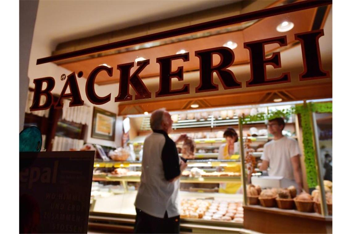 Mehr als sieben Millionen Arbeitnehmer mit Sonntagsarbeit Sonntags beim Bäcker einkaufen - vielfach ist das möglich (Symbol). Foto: Martin Schutt/dpa-Zentralbild/dpa