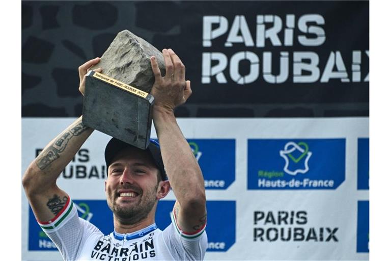 Sonny Colbrelli mit der Siegertrophäe: Einem Pflasterstein. Foto: Anne-Christine Poujoulat/AFP/dpa