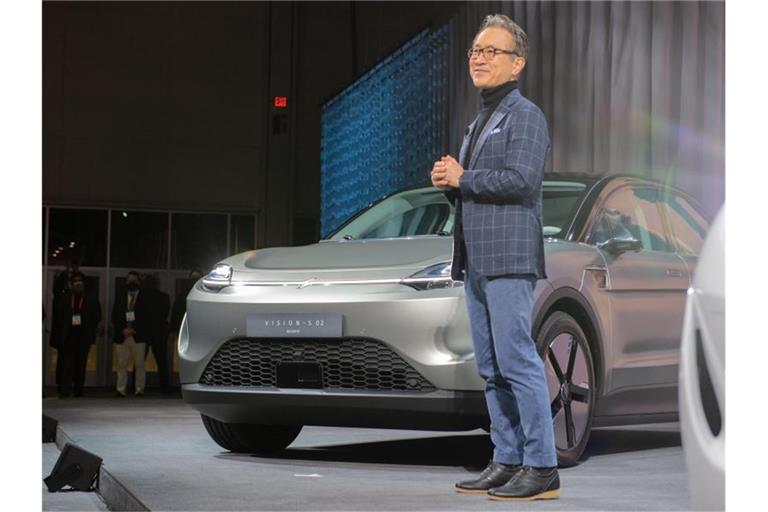 Sony-CEO Kenichiro Yoshida stellt das Elektroauto „Vision-S02“ auf der Technik-Messe CES vor. Foto: Andrej Sokolow/dpa