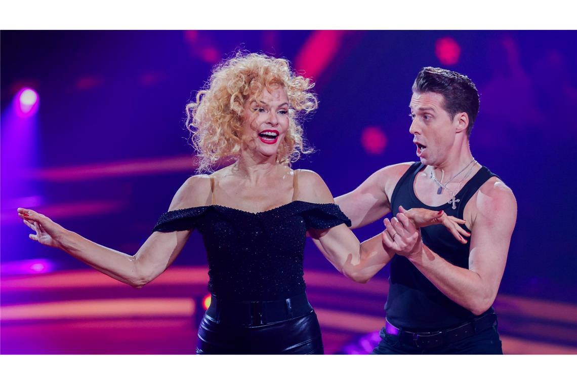 Sonya Kraus, Schauspielerin, und Valentin Lusin, Profitänzer, tanzen.