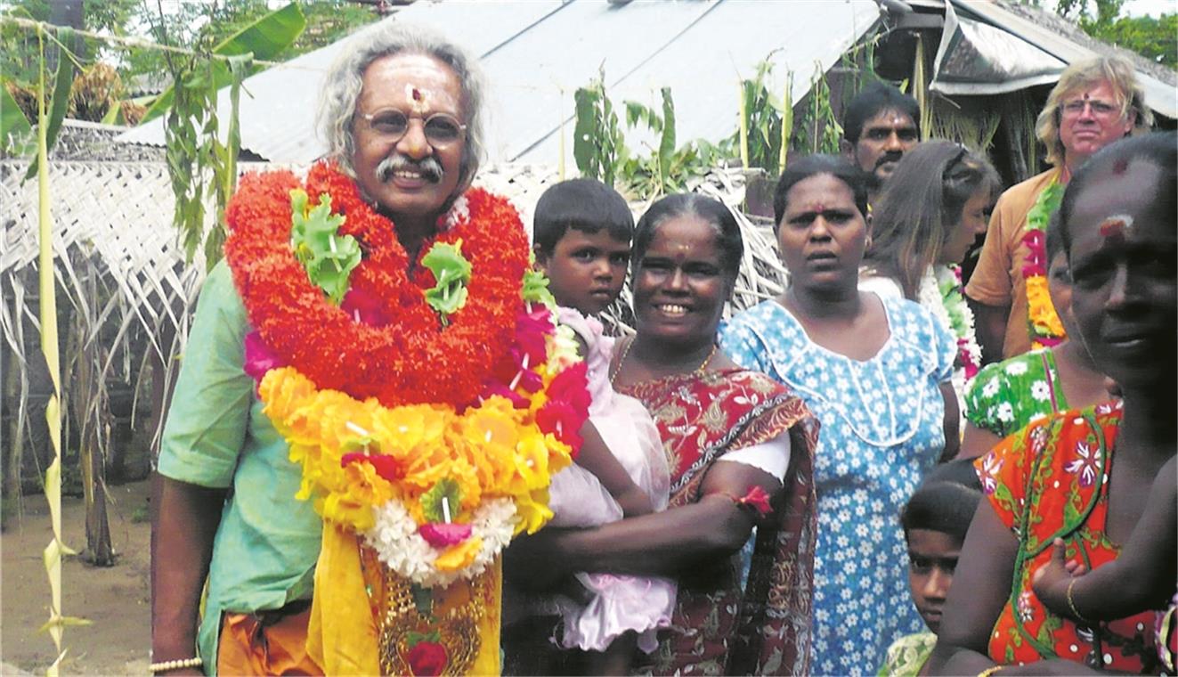 Sooriya wird in einem Dorf in Sri Lanka geehrt, wo er einen Tempel für die Fischer bauen will.