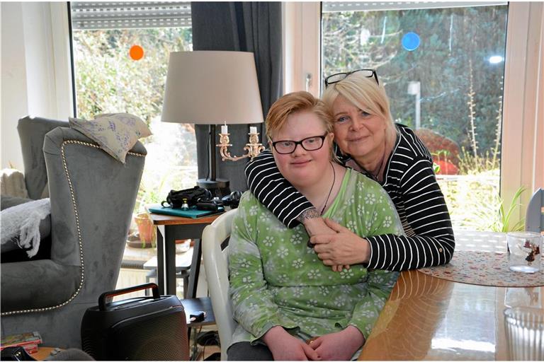 Sophia Johannes (links) lebt gerne bei Gastmutter Melanie Hoffmann. Foto: Hannah Kaltarar