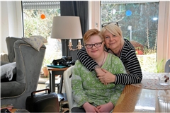 Sophia Johannes (links) lebt gerne bei Gastmutter Melanie Hoffmann. Foto: Hannah Kaltarar