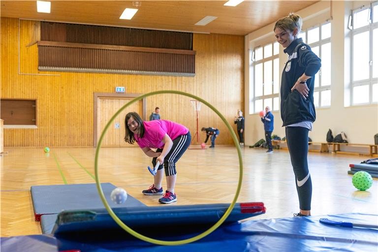 Sophia Karadag (links) befördert den Ball geschickt durch den Ring. Kursleiterin Jule Kugler hat viele Spielideen.Fotos: Alexander Becher